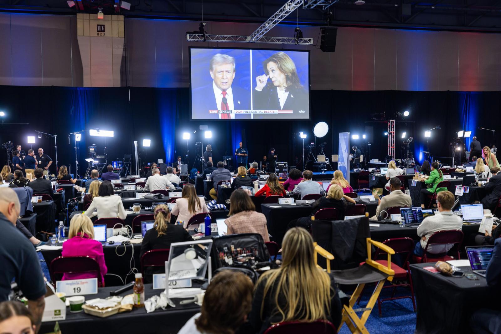 Los periodistas siguen el debate desde la sala de prensa instalada en el centro de convenciones de Filadelfia.