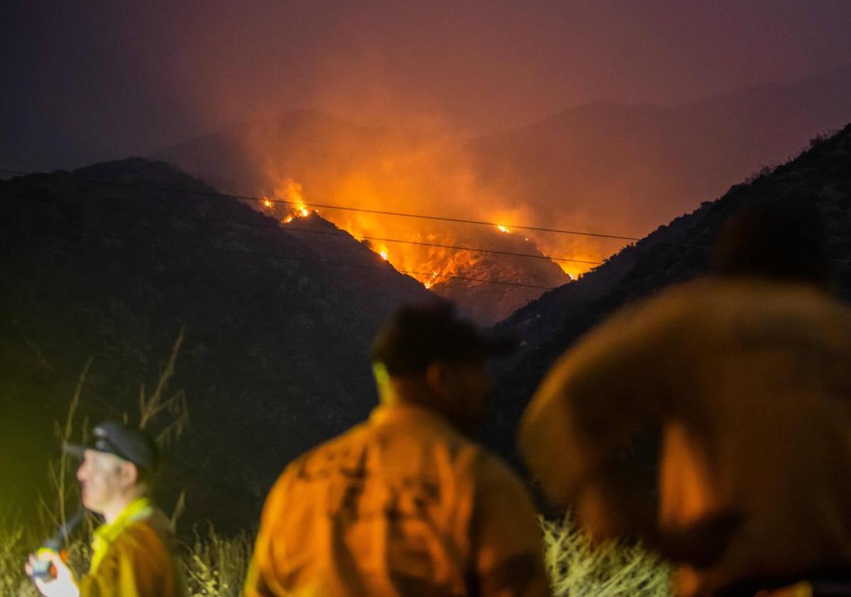 Imagen principal - El 'Line Fire' ha quemado miles de hectáreas en California y ha obligado a los bomberos a multiplicarse