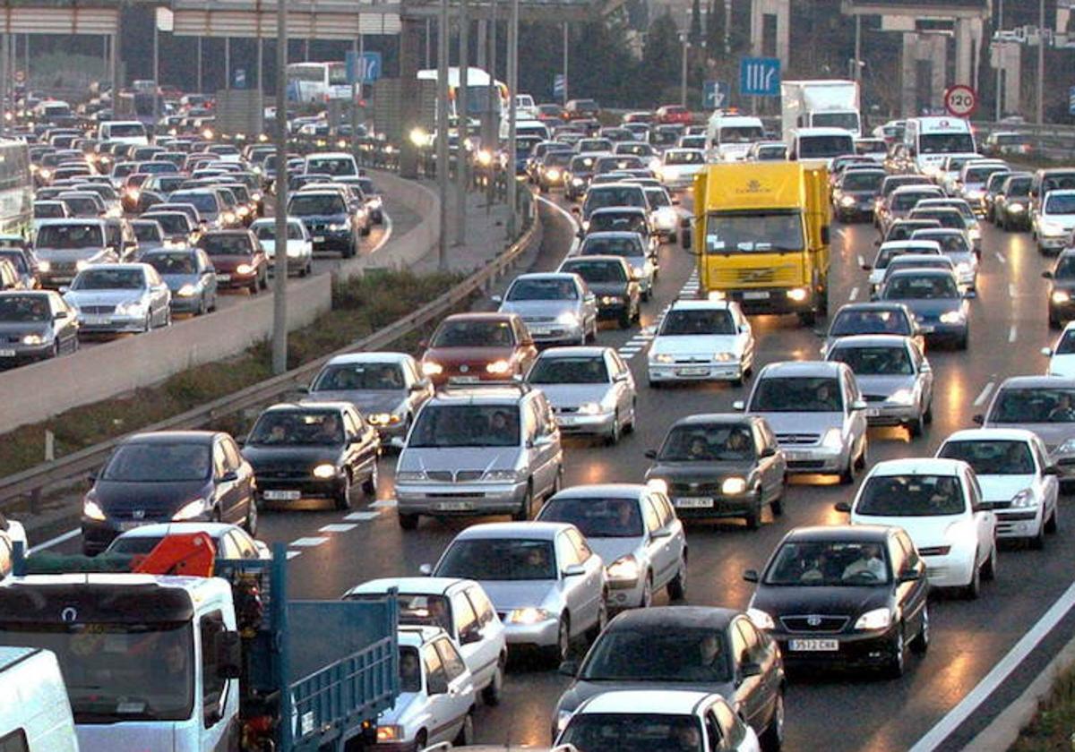 Atasco en hora punta en la A-1, en sentido entrada a Madrid.