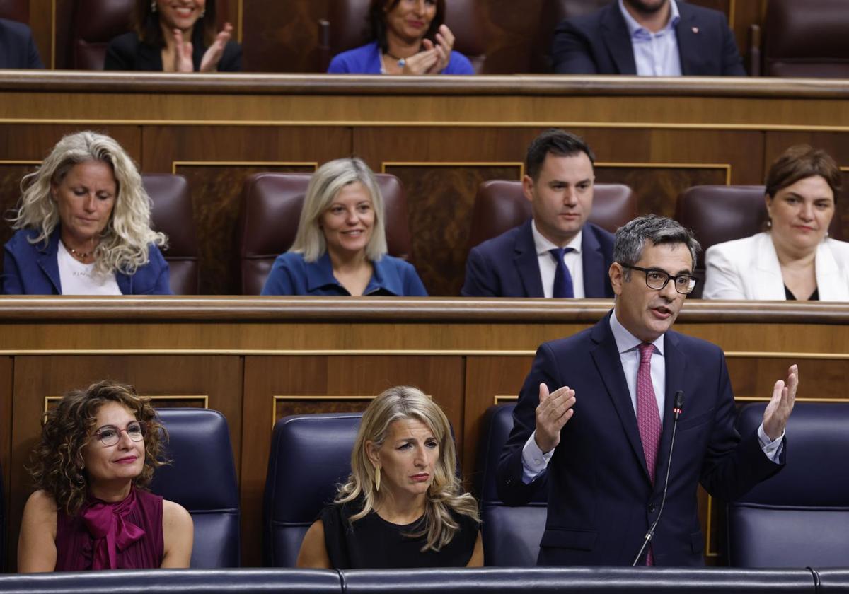 Félix Bolaños, ministro de la Presidencia, habla durante la sesión de control al Congreso