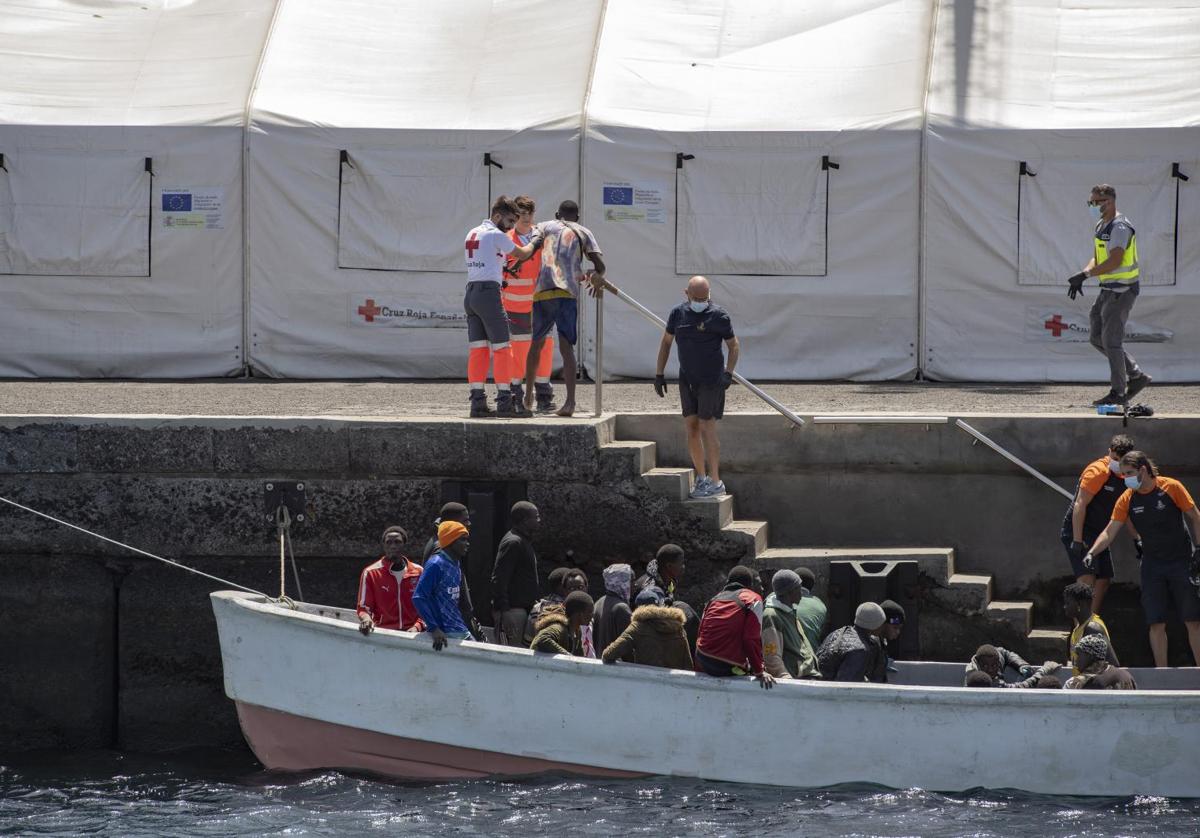 Un cayuco con 63 inmigrantes llega a El Hierro.