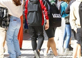 Un grupo de estudiantes, a la salida del instituto.