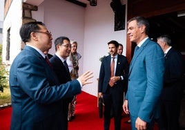 El presidente del Gobierno,Pedro Sánchez, con autoridades chinas durante una visita al Parque Industrial Kunshan, en Suzhou.