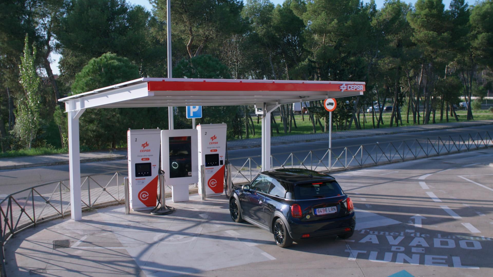 Cepsa, şarj noktalarının konuşlandırılmasının hızlandırılmasını istiyor ve elektrikli otomobillerin benimsenme oranının düşük olduğu konusunda uyarıyor