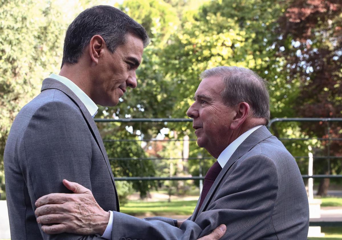 Edmundo González, junto a Pedro Sánchez durante su visita a Moncloa.