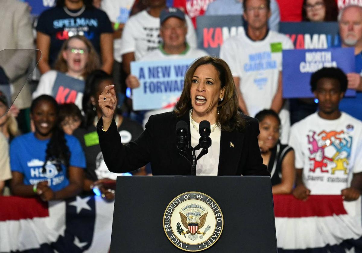 Kamala Harris interviene en un mitin en Charlotte (Carolina del Norte).