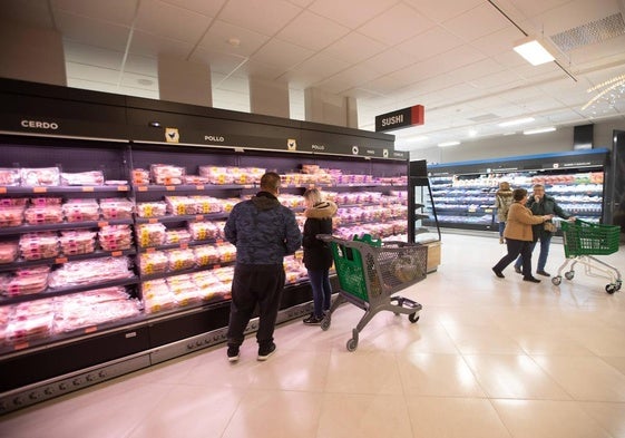 Gente comprando en un supermercado.