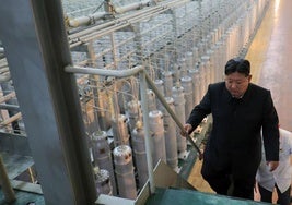 Kim Jong-un, durante su visita a unas instalaciones de enriquecimiento de uranio.