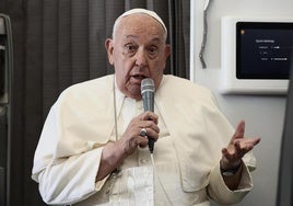 El Papa Francisco, en una rueda de prensa en un avión.