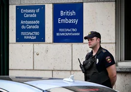 Un policía ruso patrulla frente al edificio de la embajada británica en Moscú.