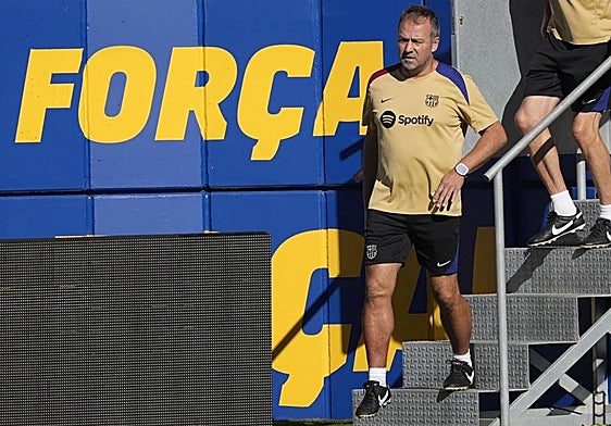 Hansi Flick, antes del último entrenamiento del Barça previo al duelo en Girona.