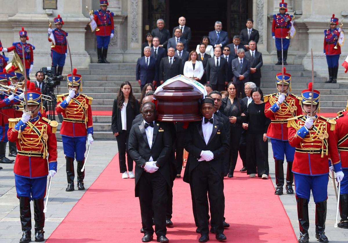 El féretro de Fujimori es trasladado durante el funeral de Estado en Lima.