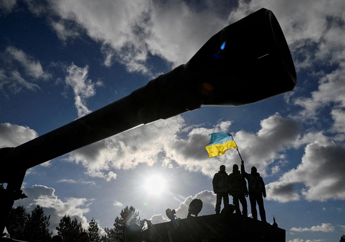 Soldados ucranianos ondean la bandera del país sobre un tanque.