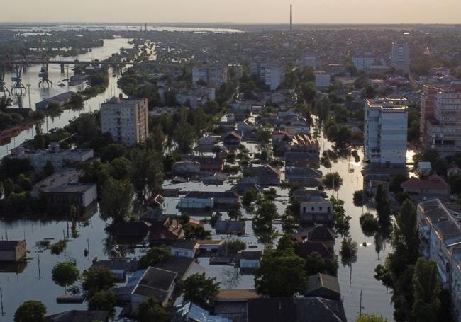 Inundaciones en Ucrania tras la voladura de la presa de Kajovka.