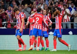 Griezmann celebra junto su gol al Valencia junto a sus compañeros.