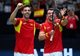 Marcel Granollers y Pedro Martínez celebran su decisivo triunfo en el dobles.