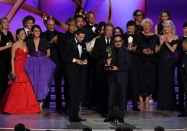 El equipo de 'Shogun' recibe el premio a la mejor serie dramática.