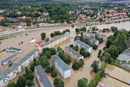 El agua anegó en gran parte el municipio polaco de Klodzko tras el desbordamiento de los ríos de la región.