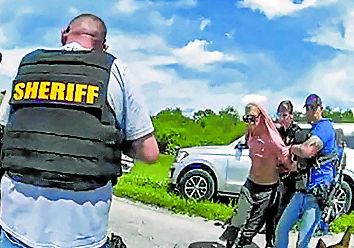 Los agentes del sheriff del condado de Martin detienen a Routh tras interceptarlo en un control de carreteras.