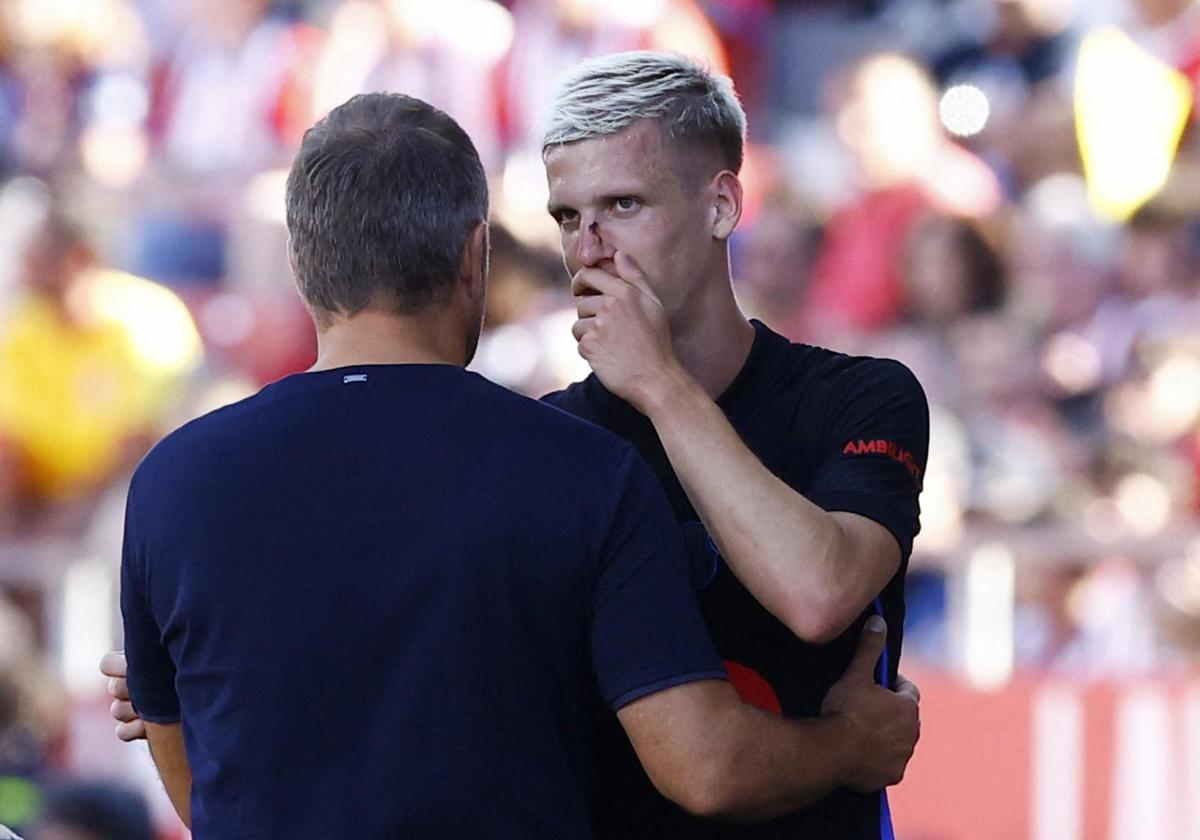 Dani Olmo conversa con el técnico Hansi Flick tras pedir el cambio en Montilivi.