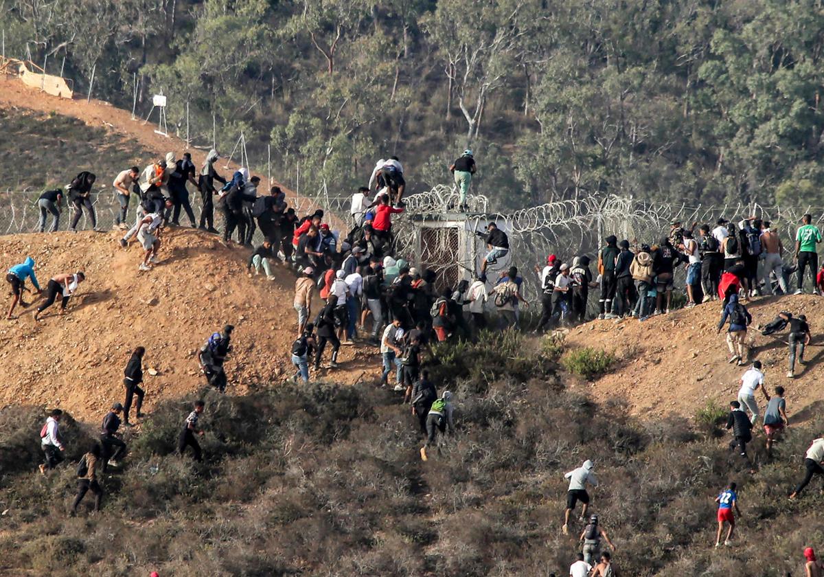 Salto masivo a la valla de Ceuta.