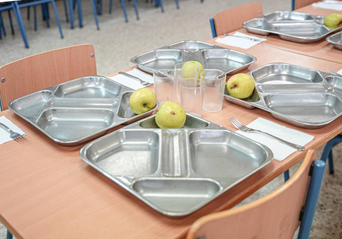 Bandejas preparadas en el comedor de un colegio.