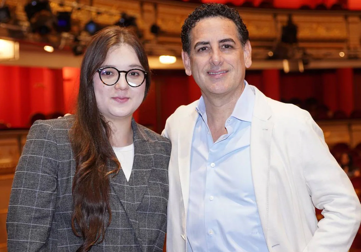 La directora de orquesta Ana María Patiño-Osorio y el tenor Juan Diego Flórez, en el Teatro Real.