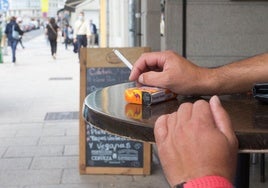 Un fumador, en la terraza de un bar de Lugo.