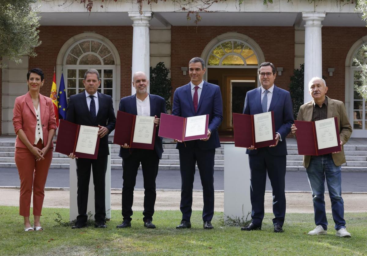 El presidente, Pedro Sánchez (c.), sella un nuevo acuerdo en pensiones con patronal y sindicatos.