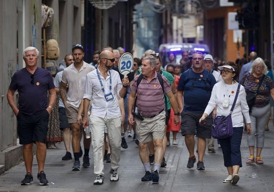 Un grupo de turistas visitando la ciudad de Valencia.