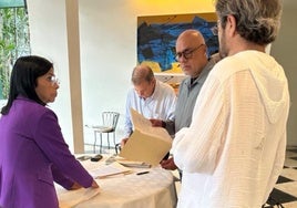 La polémica reunión en la Embajada española en Caracas entre el líder opositor Edmundo González (al fondo de la imagen), la vicepresidenta del Gobierno chavista, Delcy Rodríguez, y el presidente de la Asamblea venezolana, Jorge Rodríguez.