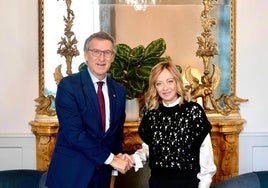 El líder del PP, Alberto Núñez Feijóo, junto a Giorgia Meloni, presidenta del Consejo de Ministros de Italia.