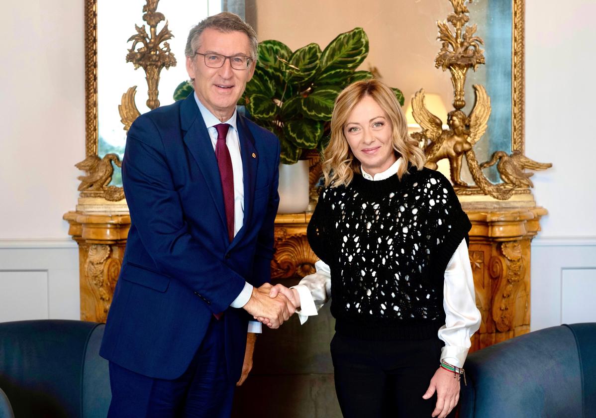 El líder del PP, Alberto Núñez Feijóo, junto a Giorgia Meloni, presidenta del Consejo de Ministros de Italia.