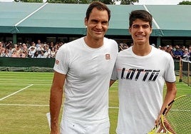 Roger Federer y Carlos Alcaraz, en la pista 14 del All England Club