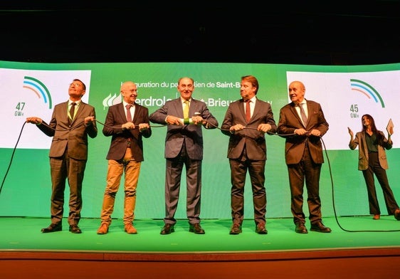 El presidente Iberdrola, Ignacio Galán, junto a las autoridades francesa, en la inauguración de la eólica marina de Saint-Brieuc