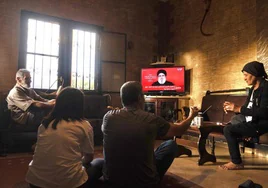 Una familia de la localidad de Zawatar sigue la intervención televisiva de Nasrala desde el salón de su vivienda.