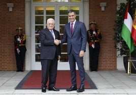 El presidente del Gobierno, Pedro Sánchez, recibe al presidente palestino Mahmud Abás