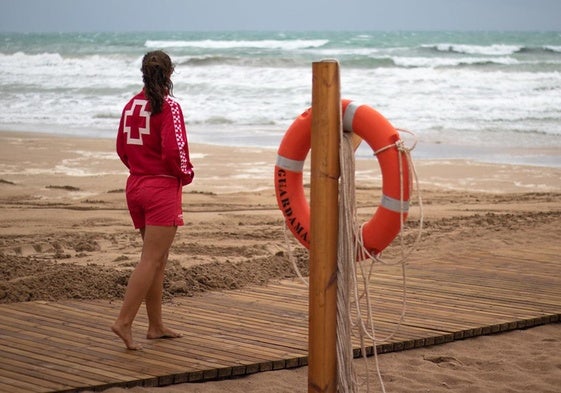 Una socorrista de Cruz Roja en un playa.