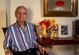 Marcelo Muñoz, en su casa de Madrid, junto a un dragón chino y una foto de su mujer, Paquita.