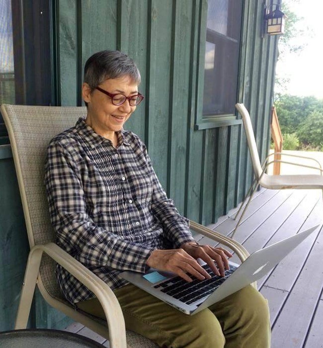 Sigrid Nunez escribiendo.