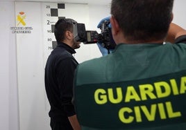 El baqqali en las instalaciones de la Guardia Civil donde se entregó la madrugada del jueves