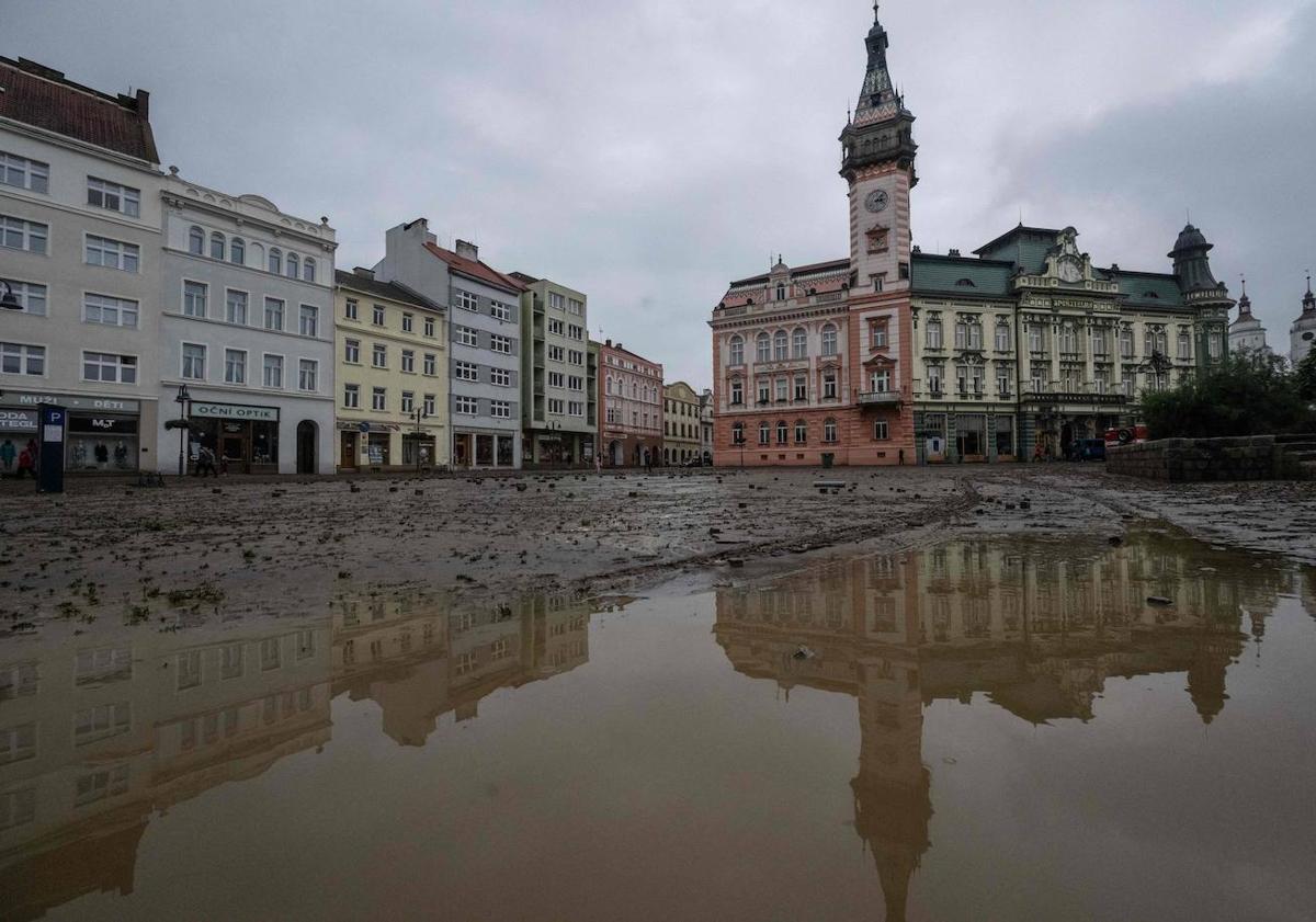 Imagen principal - La ciudad checa de Krnov se ha visto sumergida en un 70%, según su alcalde. 