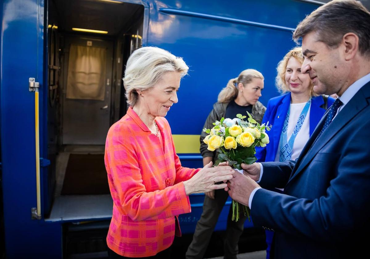 Ursula von der Leyen es recibida por Yevhen Perebyinis, viceministro de Asuntos Exteriores de Ucrania, a su llegada a Kiev.