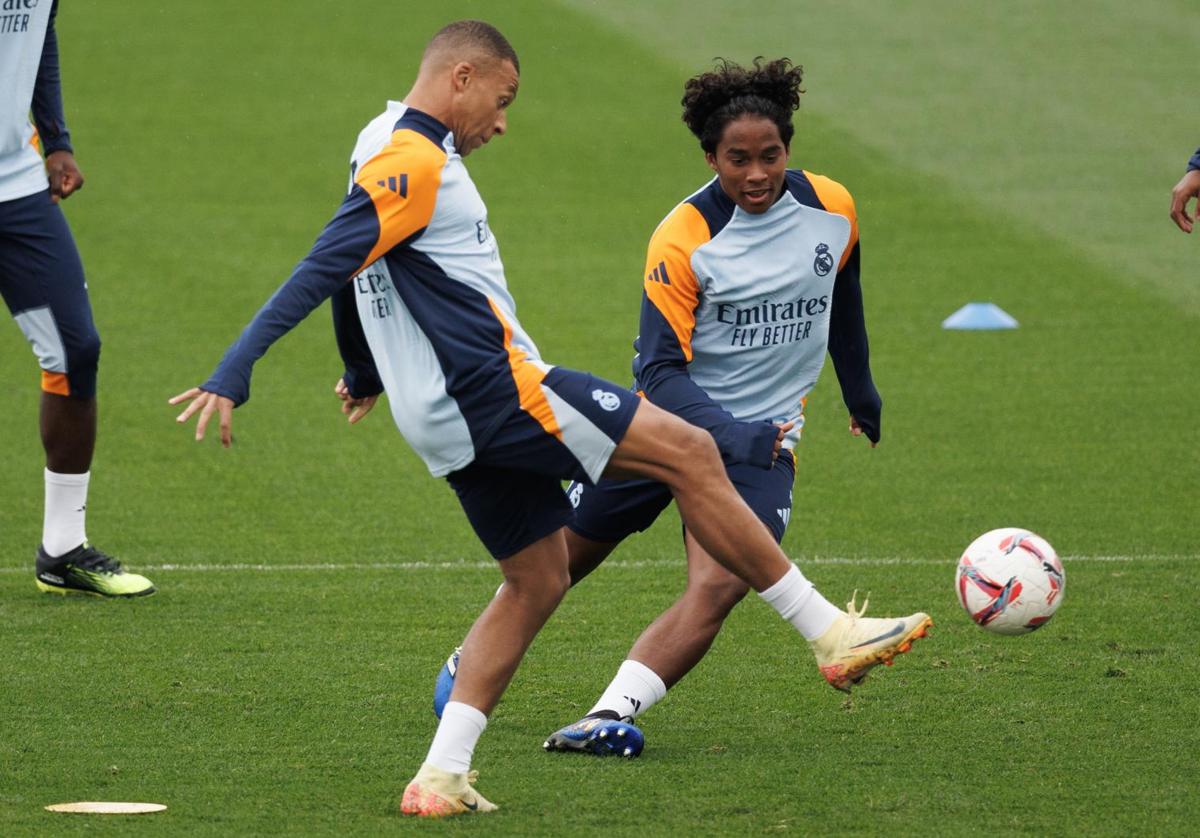 Mbappé y Endrick disputan un balón durante el último entrenamiento del Real Madrid antes del duelo con el Espanyol.