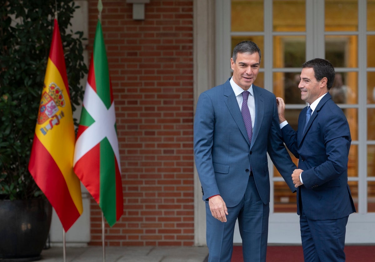 El presidente del Gobierno, Pedro Sánchez, recibe al 'lehendakari', Imanol Pradales, en la Moncloa