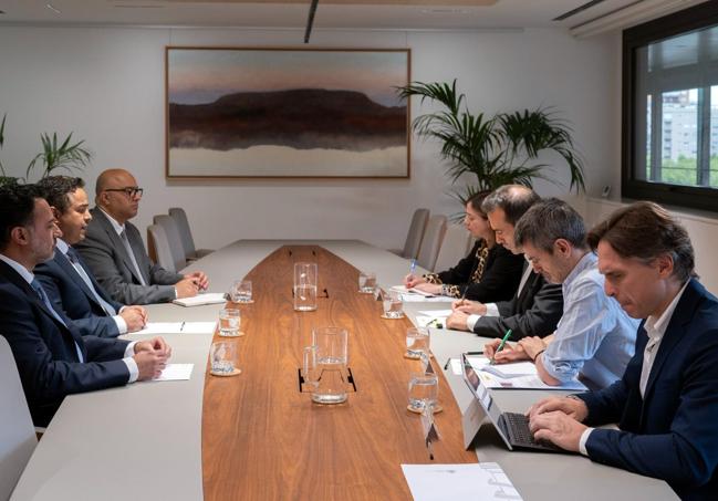 Olayan Alwetaid (izq. en el centro) en su reunión del jueves con el ministro Carlos Cuerpo y su equipo.