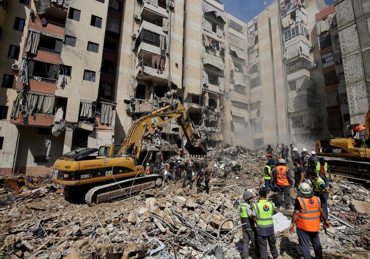 Equipos de rescate trabajan para encontrar los cuerpos de 17 personas bajo los escombros de dos edificios destruidos por los bombardeos israelíes.