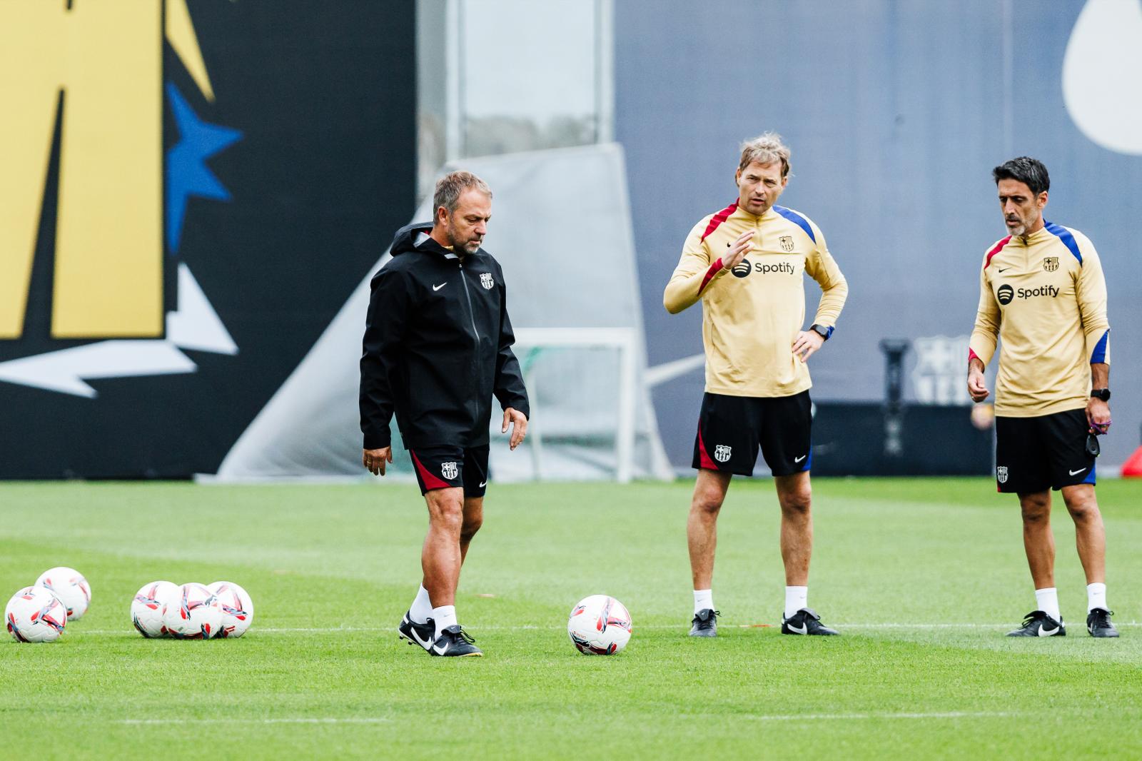 Hansi Flick dirige un entrenamiento del Barça