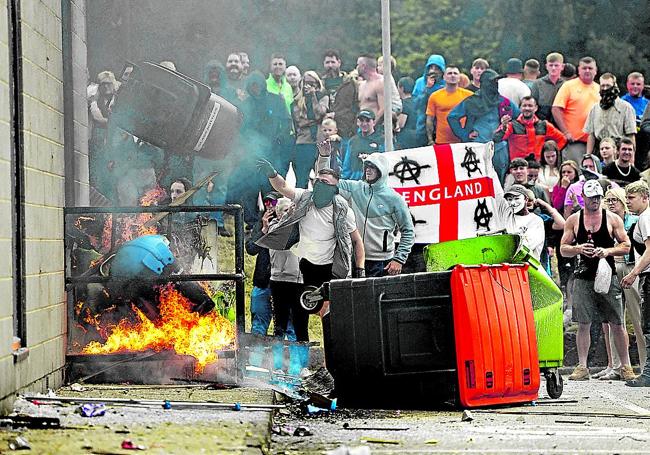 Vandalismo en una protesta antiinmigración en Rotterdam (Países Bajos).