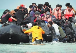 Un grupo de migrantes trata de cruzar el Canal de la Mancha en una barca hinchable para llegar a Reino Unido.